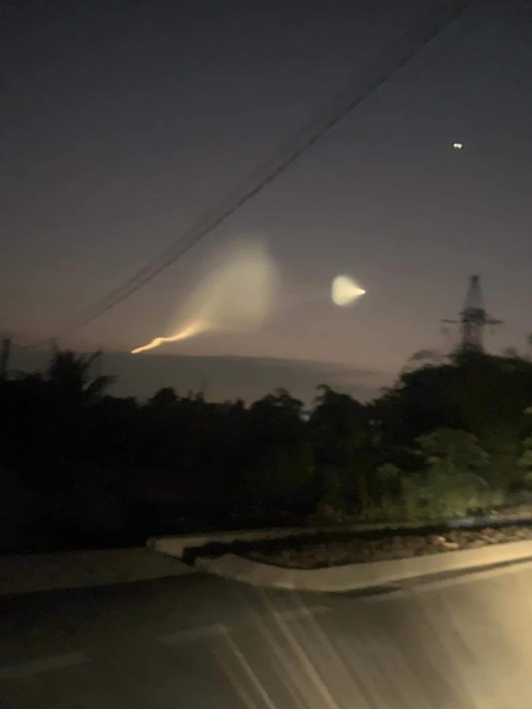 Hiện tượng vệt sáng kỳ lạ xuất hiện trên bầu trời các tỉnh phía Bắc sáng ngày 26/12 khiến netizen xôn xao - ảnh 5