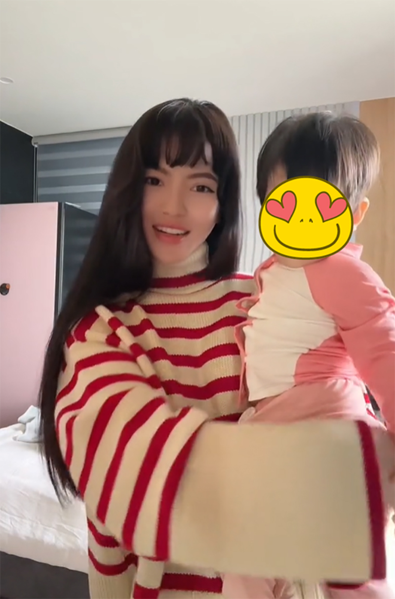 Chu Thanh Huyền thường quay video, chụp ảnh chung với một bé gái