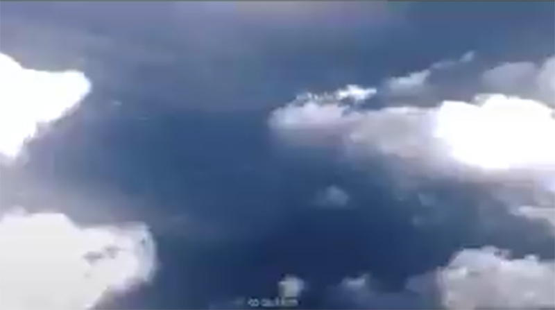 Rộ clip được cho rằng đã ghi lại hình ảnh chiếc máy bay MH370 biến mất khỏi bầu trời