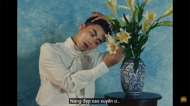 MONO gây sốt khi cosplay bức tranh 'Thiếu nữ bên hoa huệ' trong MV mới - ảnh 3
