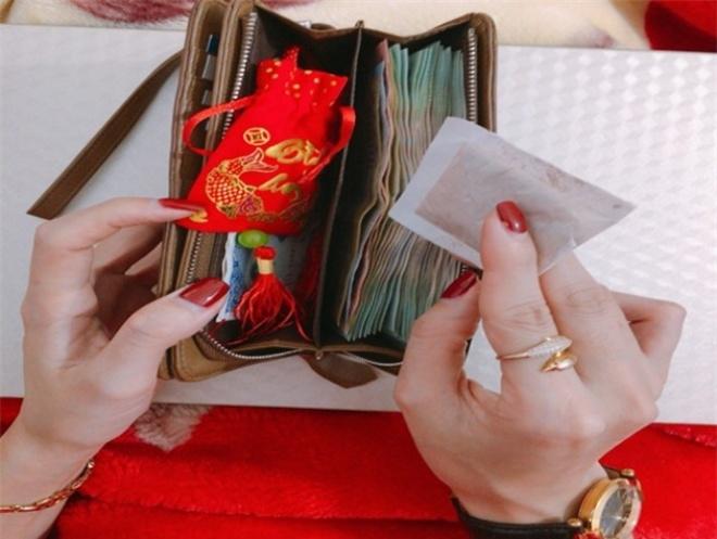 Người Á Đông luôn để tiền đầy ví vào ngày đầu năm mới
