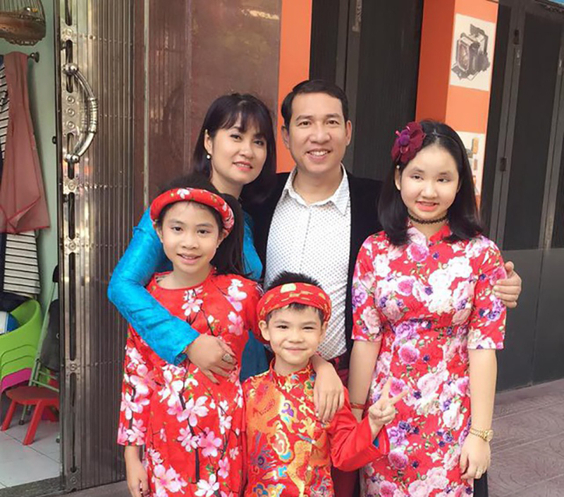 Gia đình hạnh phúc của Quang Thắng bên vợ con