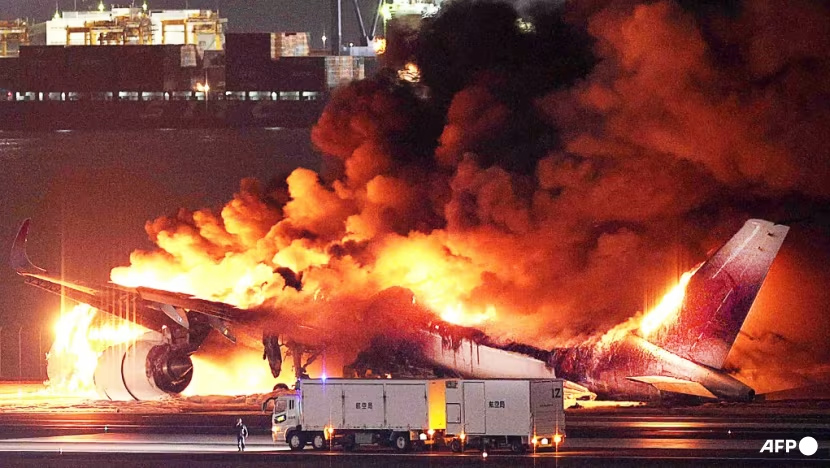Khung cảnh lửa cháy dữ dội nhưng may mắn toàn bộ 379 hành khách trên máy bay đều được cứu thoát an toàn