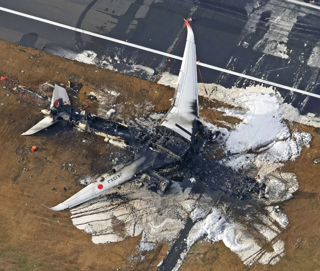 Hình ảnh chiếc máy bay Japan Airlines cháy rụi sau vụ hỏa hoạn bất ngờ vào chiều ngày 2/1