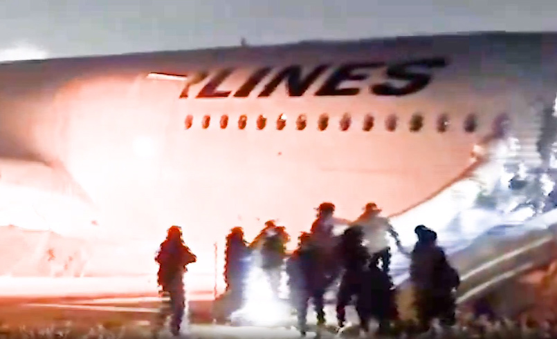 Các nhân viên của hãng bay đã giữ bình tĩnh để trấn an hành khách và hướng dẫn họ thoát khỏi chiếc máy bay gặp nạn bằng đường trượt khẩn cấp