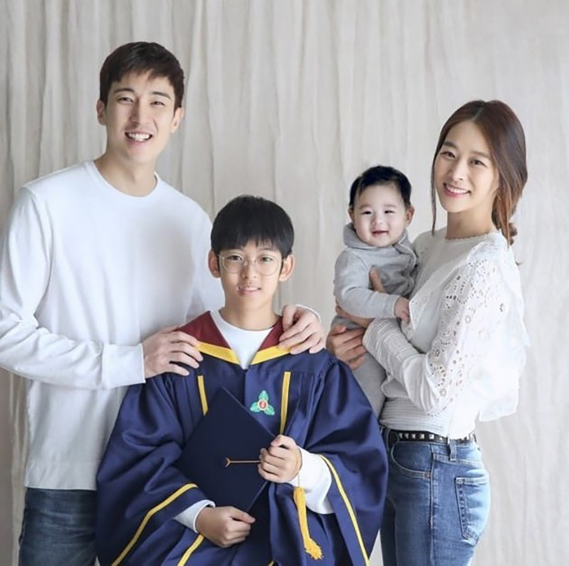 Kang Kyung Joon vô cùng yêu thương con trai riêng của vợ. Cả hai cũng có một mái ấm êm đềm trước khi vụ ồn ào ngoại tình xảy ra