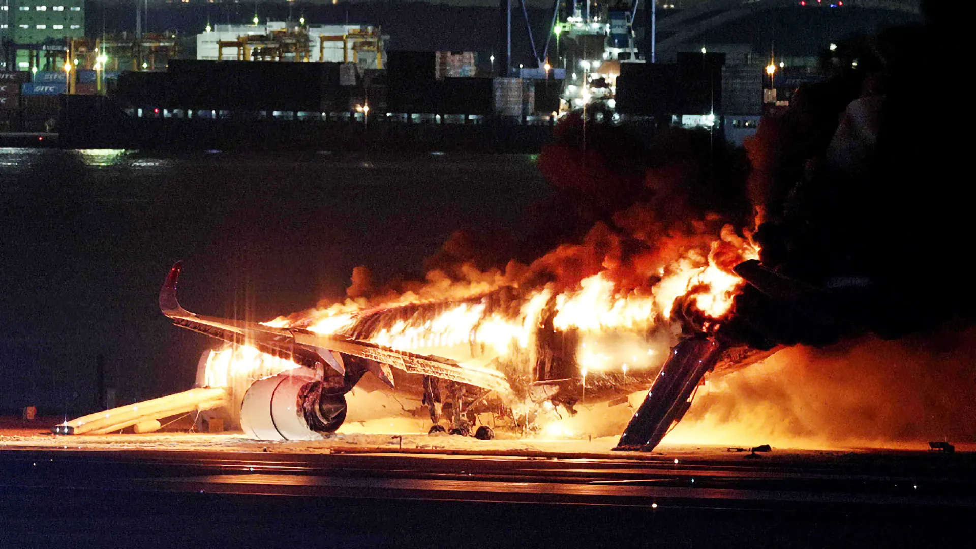 Chiếc máy bay của Japan Airlines bốc cháy dữ dội khi vừa hạ cánh xuống sân bay Haneda