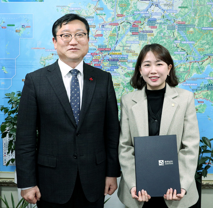 Jeong Min Jeong chụp ảnh cùng ông Myeong Chang Hwan trong lễ bổ nhiệm công chức