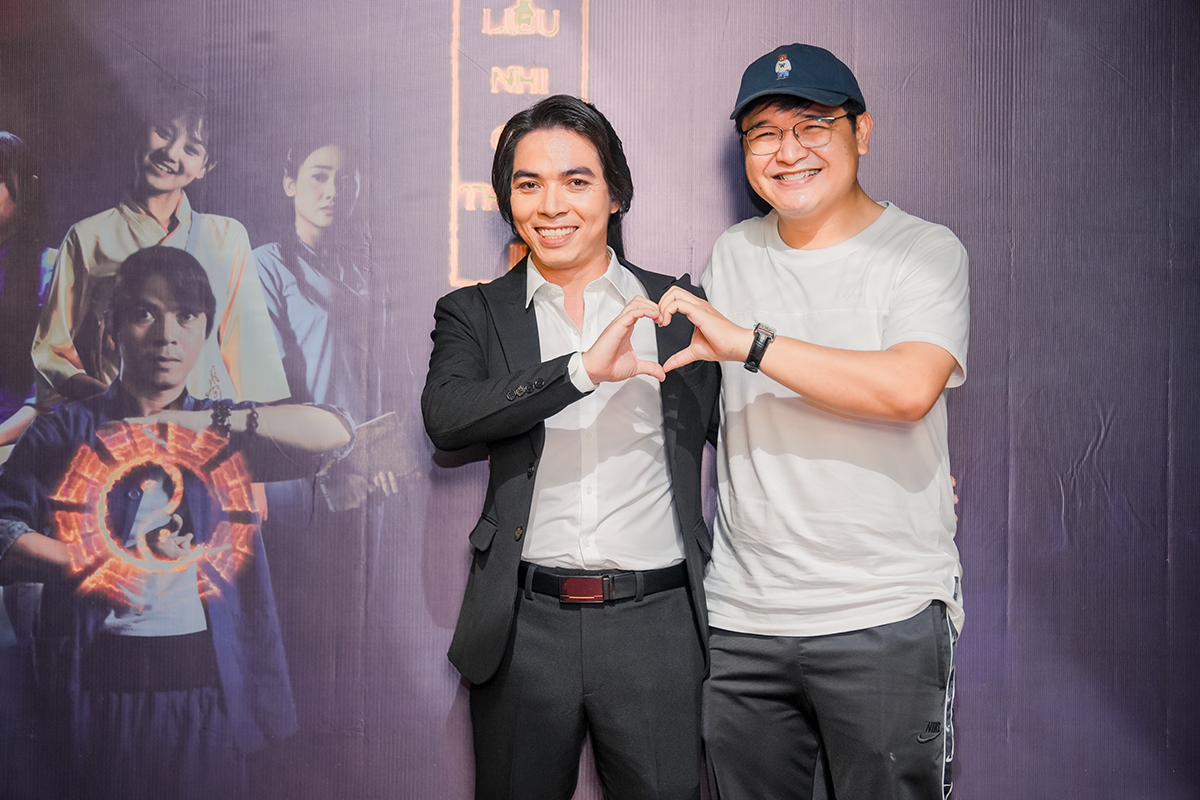 Ngọc Lan chụp ảnh cùng Võ Thanh Hòa tại họp báo công chiếu phim 'Liễu nhi chi thuật 2'