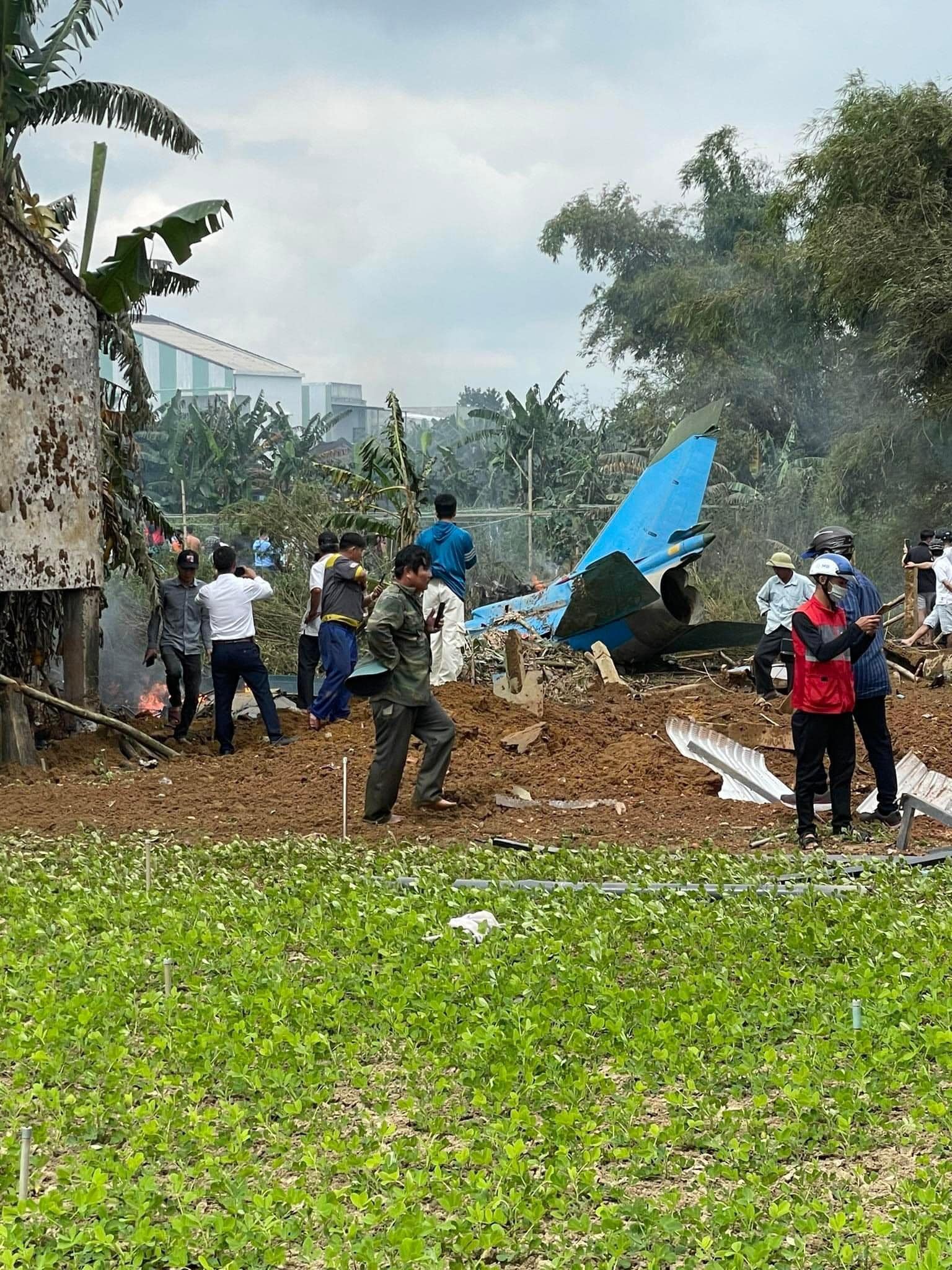 Hiện trường máy bay quân sự SU22 bị rơi xuống một mảnh đất gần nhà dân ở tỉnh Quảng Nam