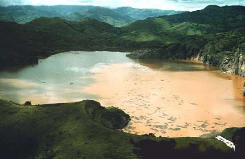 Khung cảnh của hồ Nyos nằm trên dãy núi lửa còn hoạt động