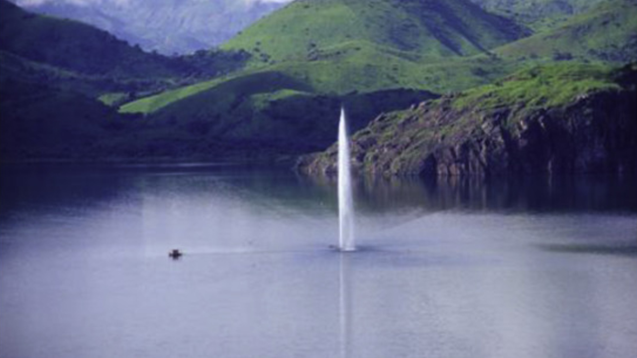 Cột khí carbon dioxide bắn lên mặt hồ