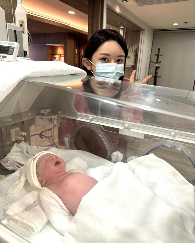 Hoa hậu Mika khoe ảnh con trai mới chào đời