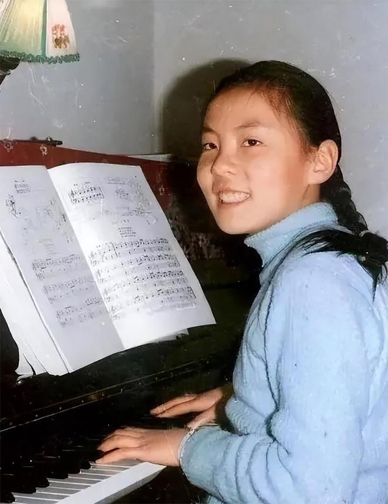 Khuôn mặt tươi cười của Chu Lệnh bên đàn piano mãi là hình ảnh khắc sâu trong lòng người thân, bạn bè
