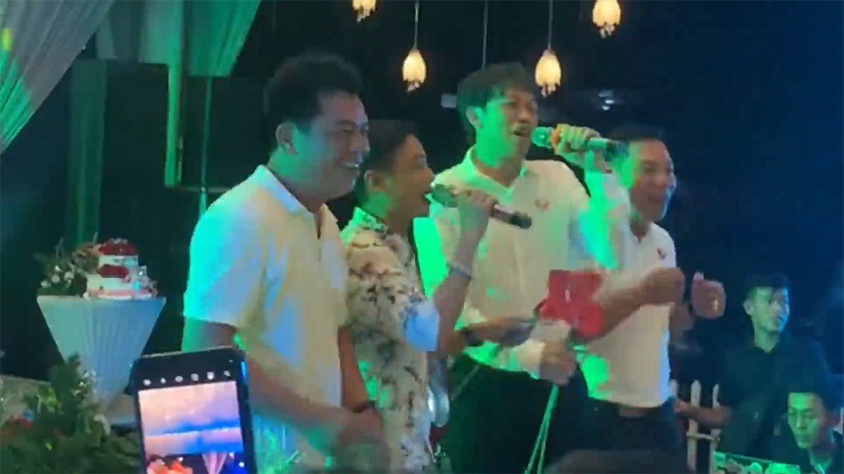 Danh hài Hoài Linh đi hát đám cưới ở Tiền Giang, diện mạo trẻ trung, 'quẩy' cực sung - ảnh 1