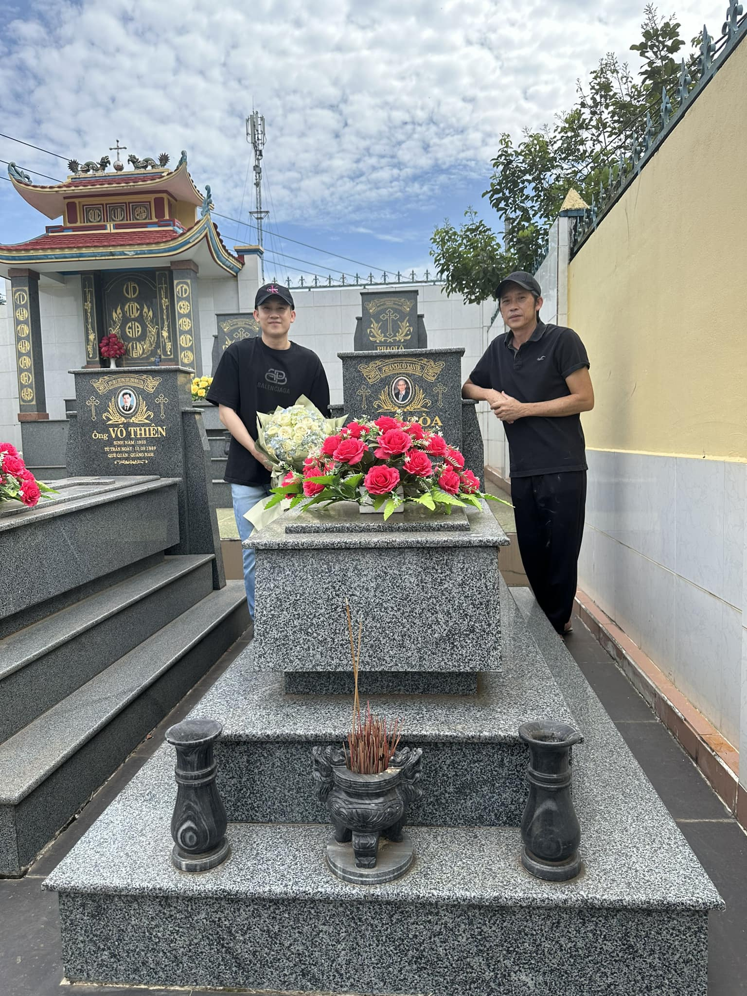 Hoài Linh và em trai Dương Triệu Vũ thăm mộ của cha trong dịp tưởng nhớ 3 năm ngày cha mất