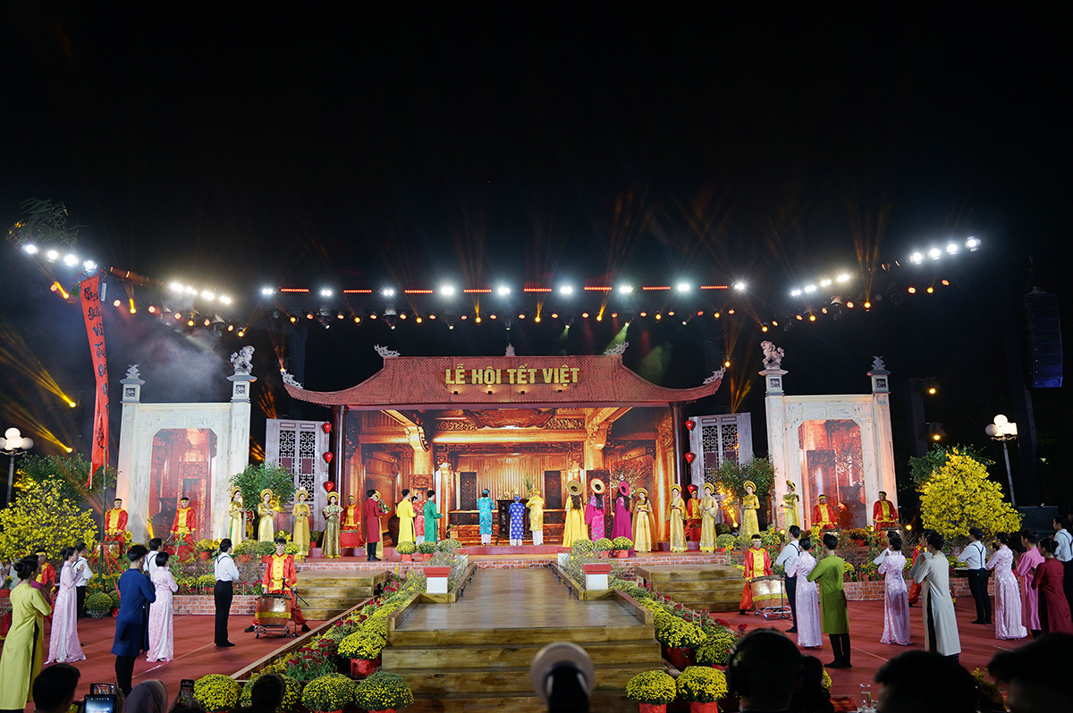 Sân khấu được dàn dựng hoành tráng, tái hiện tại các nghi lễ quan trọng của tết cổ truyền Việt Nam như dâng mâm ngũ quả, dựng cây nêu...