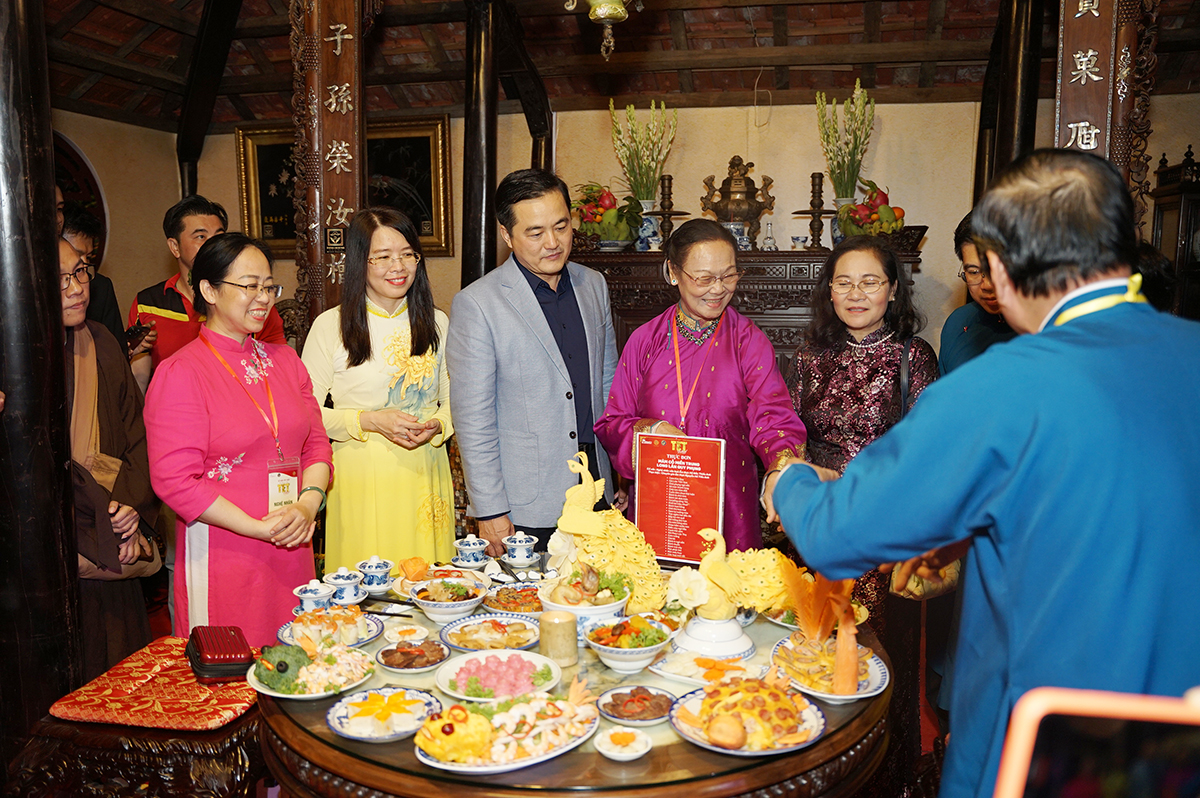 Lễ hội Tết Việt 2024: Hoàng Phương, Bảo Ngọc và Ngọc Hằng diện áo dài hoành tráng cùng tái hiện phong tục Tết cổ truyền - ảnh 6