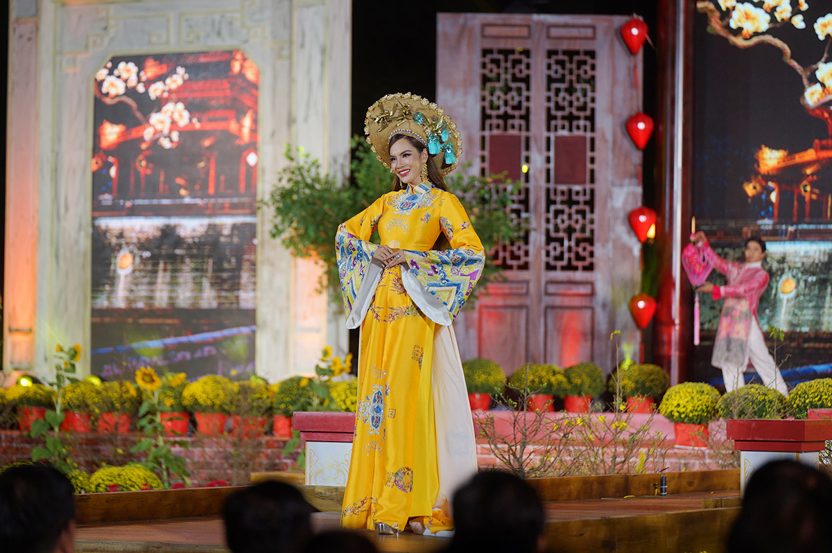Lễ hội Tết Việt 2024: Hoàng Phương, Bảo Ngọc và Ngọc Hằng diện áo dài hoành tráng cùng tái hiện phong tục Tết cổ truyền - ảnh 3