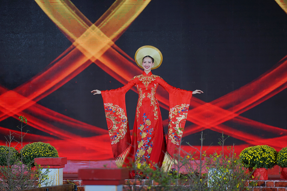 Lễ hội Tết Việt 2024: Hoàng Phương, Bảo Ngọc và Ngọc Hằng diện áo dài hoành tráng cùng tái hiện phong tục Tết cổ truyền - ảnh 4