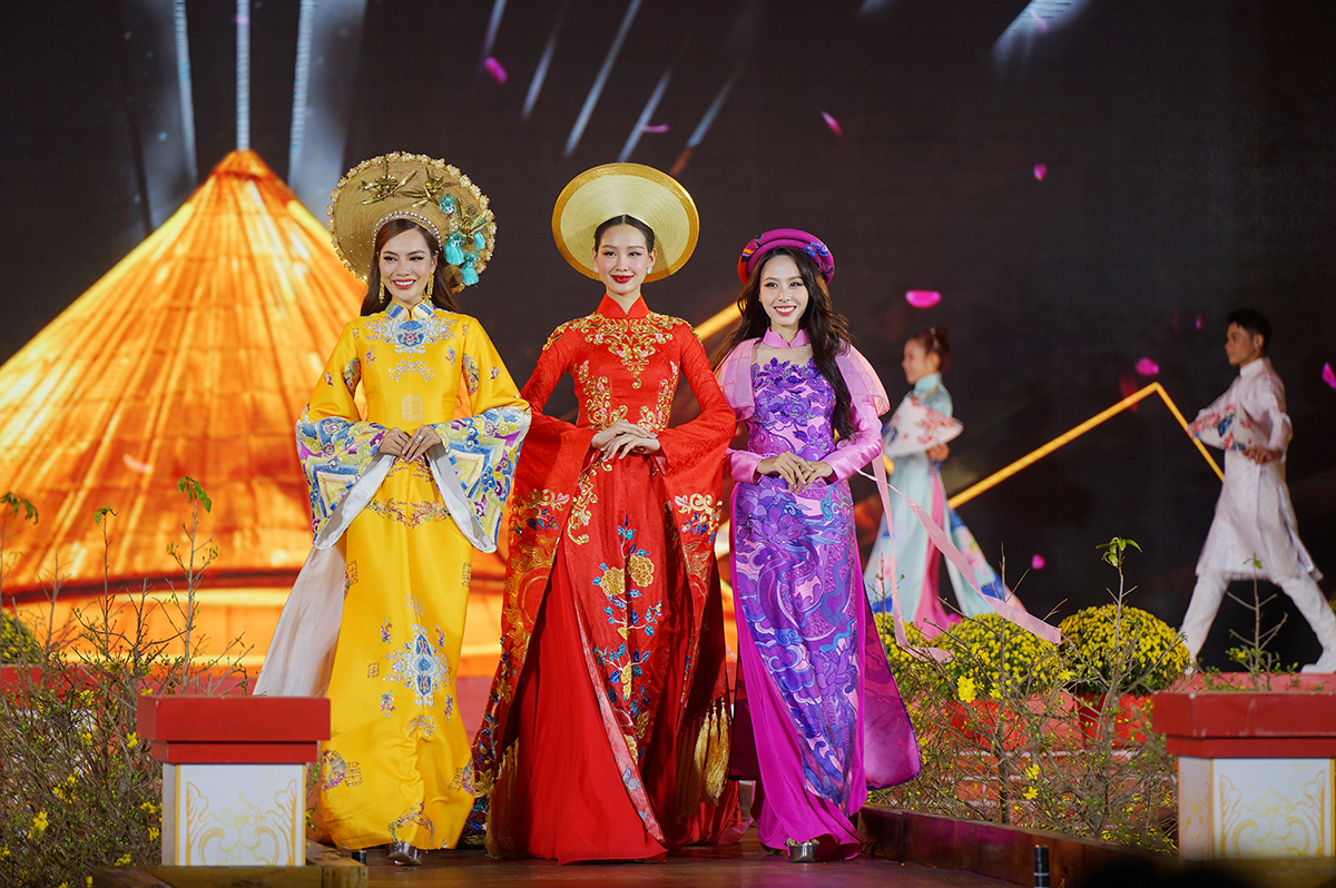 Các nàng hậu cùng nhiều người đẹp khác đã trình diễn 3 BST áo dài tượng trưng cho nét đẹp của 3 miền