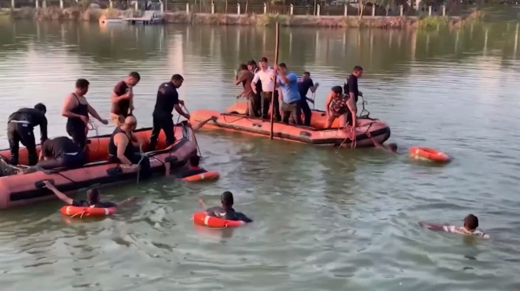 Người dân hỗ trợ cứu vớt những học sinh và giáo viên trong vụ lật thuyền