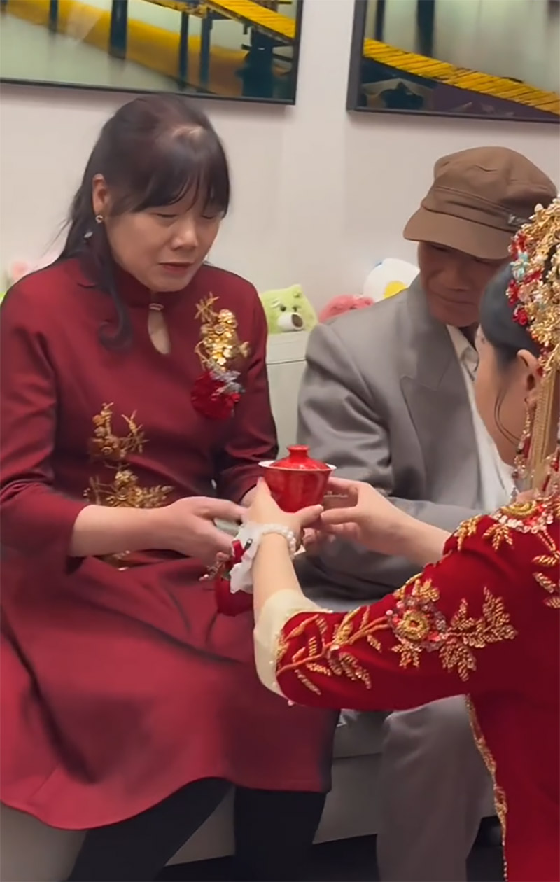 Sau khi hoàn thành lễ, cô dâu mới dâng trà mời bố mẹ chồng