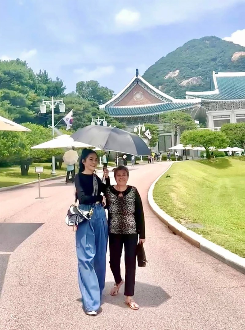Giữa năm 2023, MC Quyền Linh đưa cả nhà và mẹ ruột đi du lịch Hàn Quốc