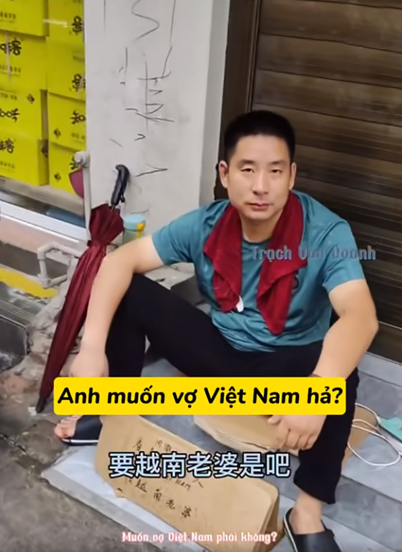 Người đàn ông Trung Quốc ngồi ở lề đường, đặt biển 'ăn xin' vợ Việt gây xôn xao cõi mạng (Ảnh: Cắt từ clip của Săn nhà triệu đô)