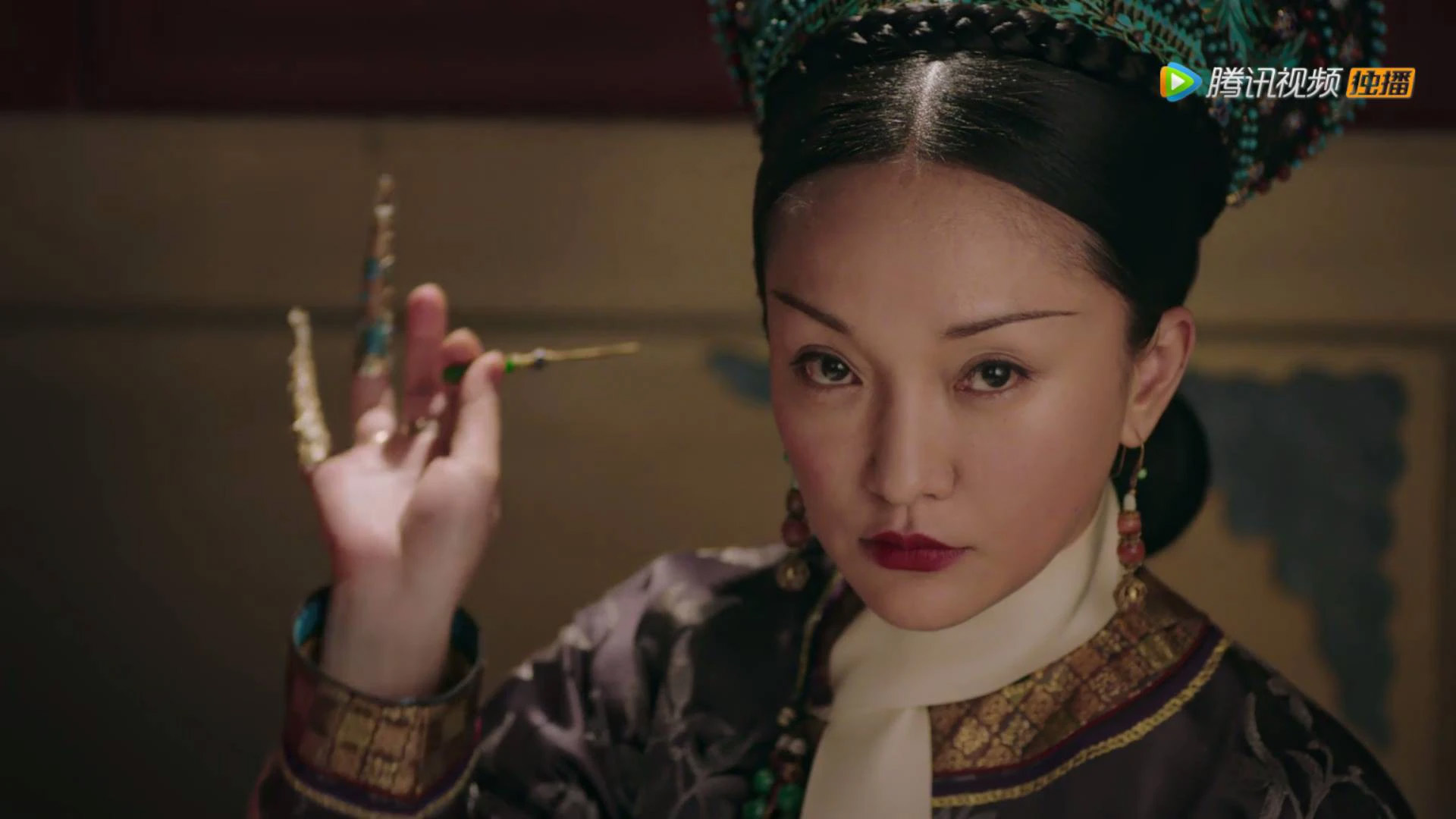 Hình ảnh Kế hoàng hậu cắt tóc được 2 diễn viên Xa Thi Mạn và Châu Tấn tái hiện trong 2 phim 'Diên Hy công lược' và 'Hậu cung Như Ý truyện'
