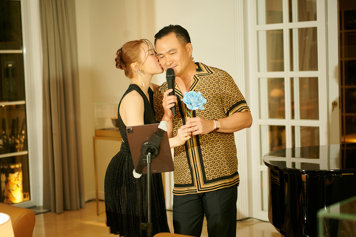 Chi Bảo và vợ tình tứ trên sân khấu buổi tiệc