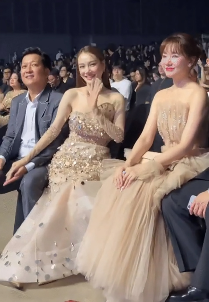 Hai cặp vợ chồng đình đám showbiz Việt xuất hiện chung khung hình, còn ngồi cạnh nhau