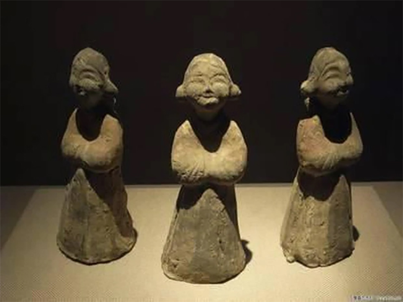 Những bức tượng gốm được tìm thấy trong khu lăng mộ có từ thời nhà Hán