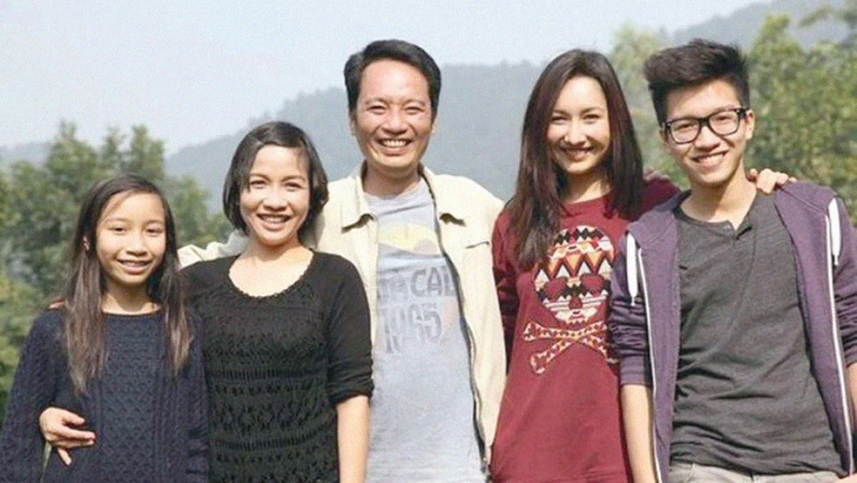 Gia đình hạnh phúc của Mỹ Linh, Anh Quân bên cạnh 3 người con