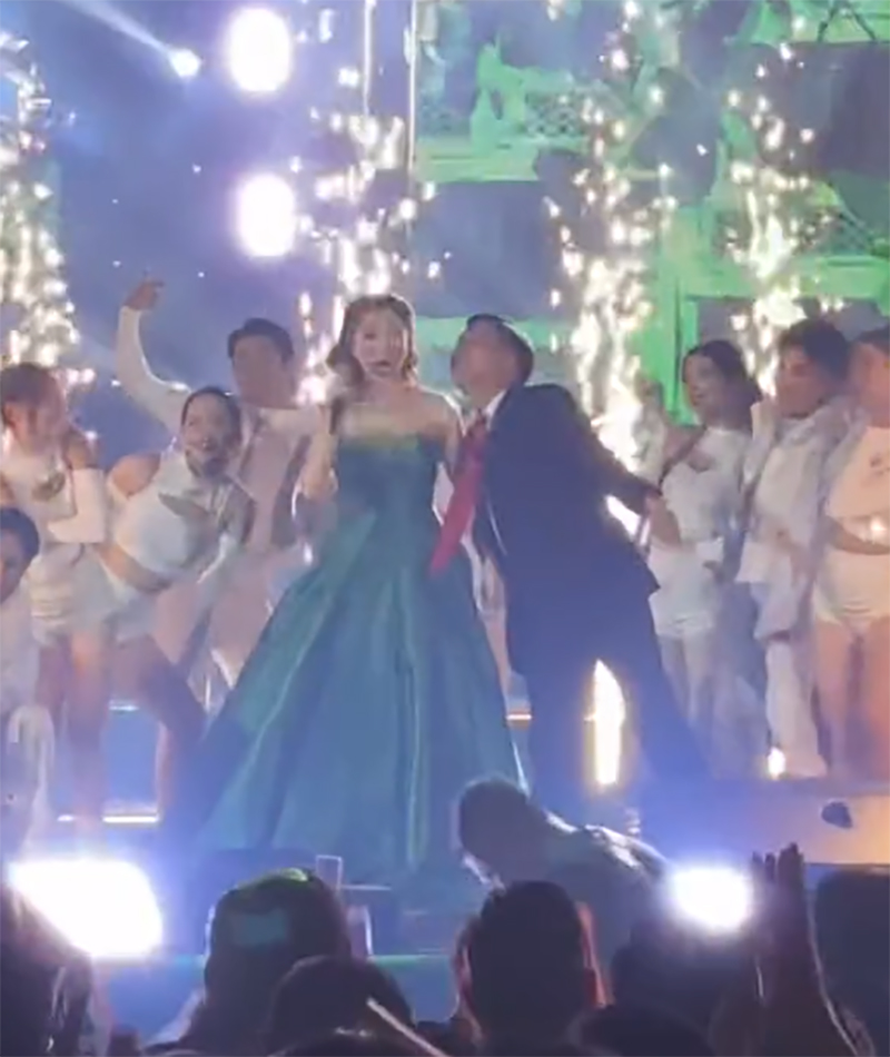 Hòa Minzy bị người đàn ông lạ 'cưỡng hôn' trên sân khấu và phản ứng cực nhanh nhạy, suýt nữa thì toang! - ảnh 3
