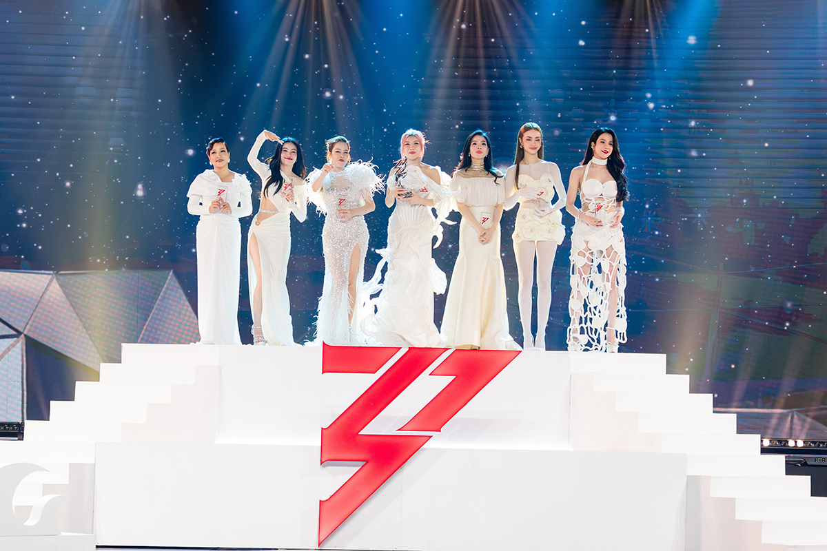 Đội hình 7 'chị đẹp' giành chiến thắng cuối cùng và ra mắt trong nhóm nhạc Đạp Gió