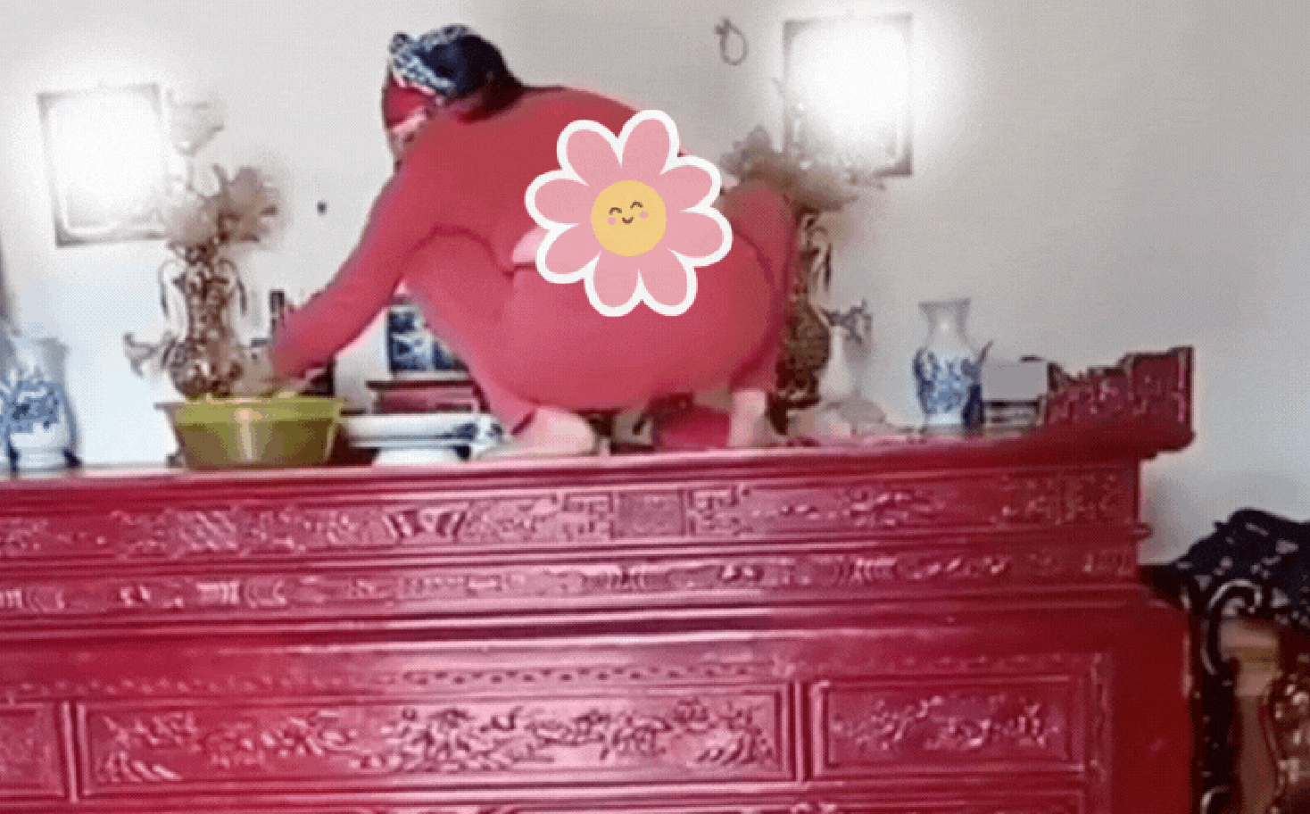 Hành động trèo lên bàn thờ để lau dọn của người phụ nữ bị ném đá kịch liệt