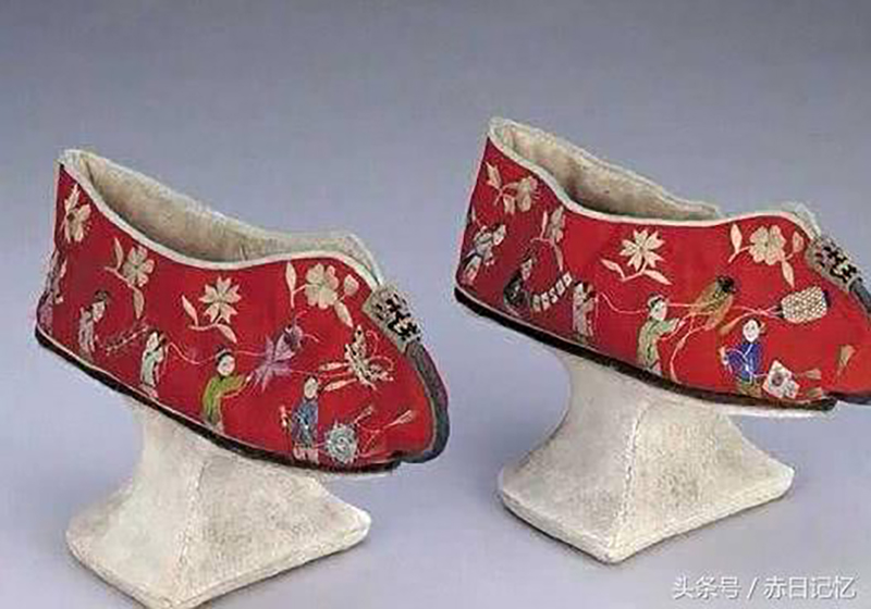 Mẫu vật đôi giày thời nhà Thanh được trưng bày