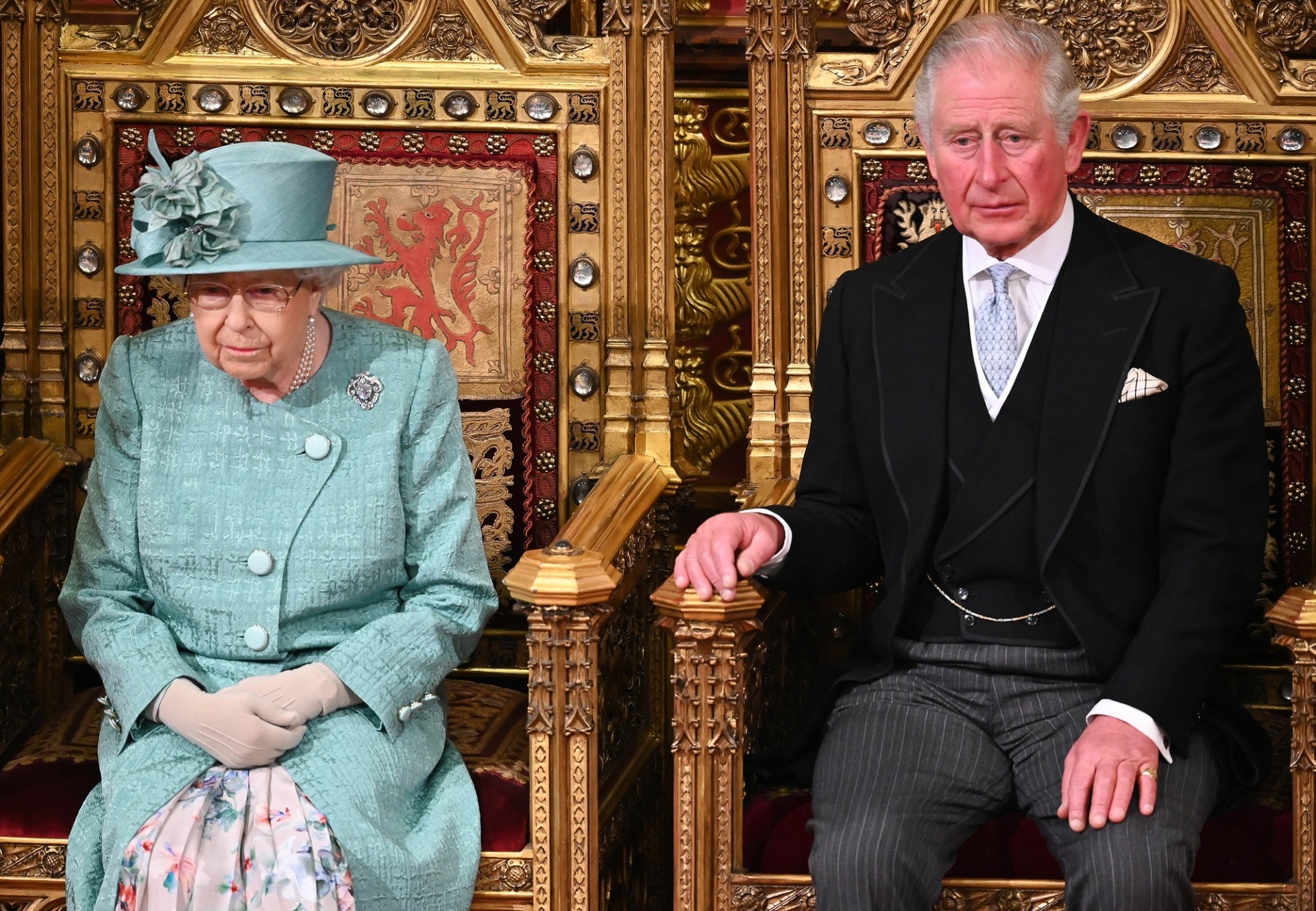 Vua Charles (phải) lên ngôi khi Nữ hoàng Elizabeth II (trái) qua đời vào cuối năm 2022