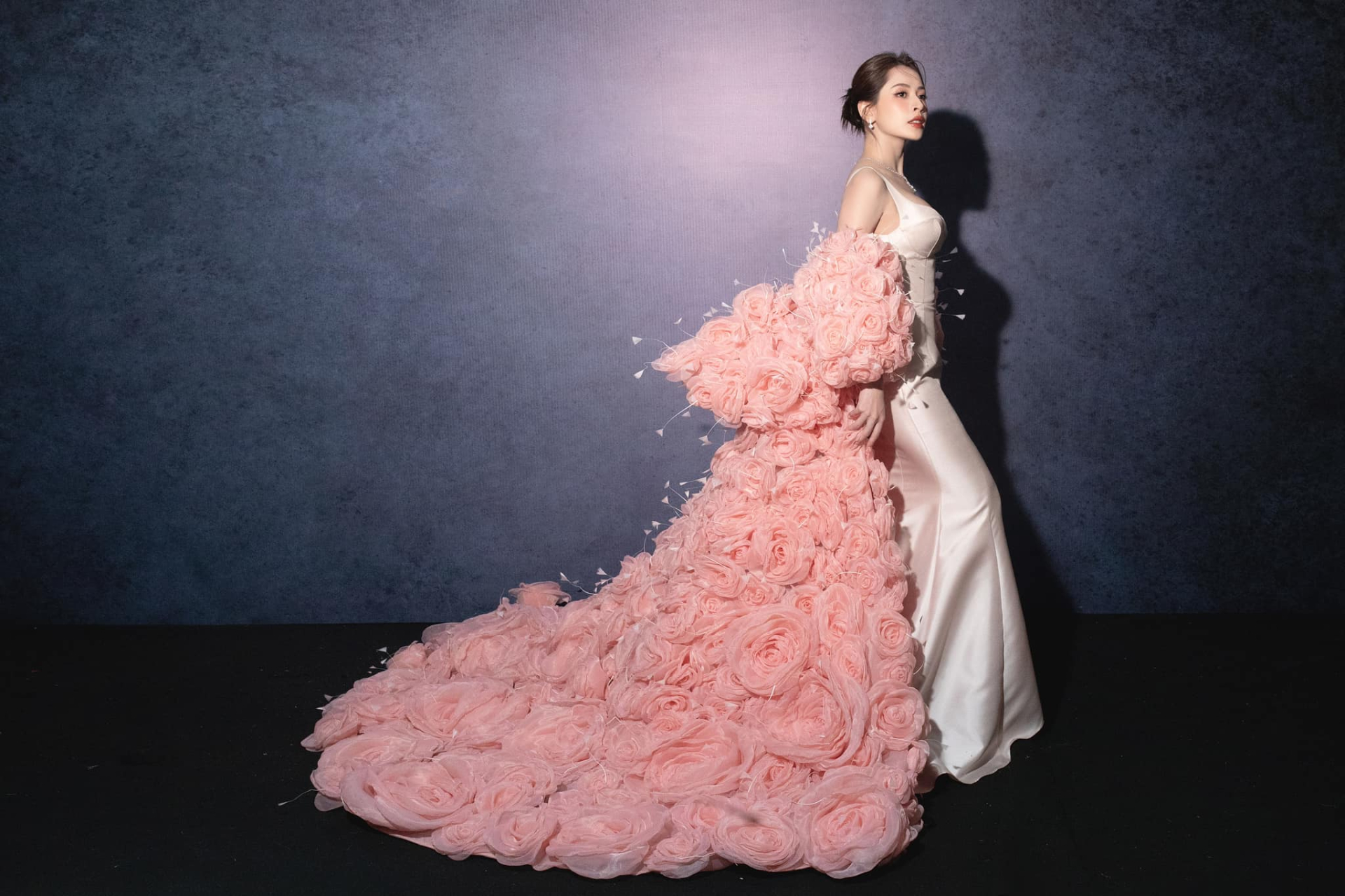 Chiếc váy hoành tráng trị giá 150 triệu đồng mà Chi Pu diện gần đây