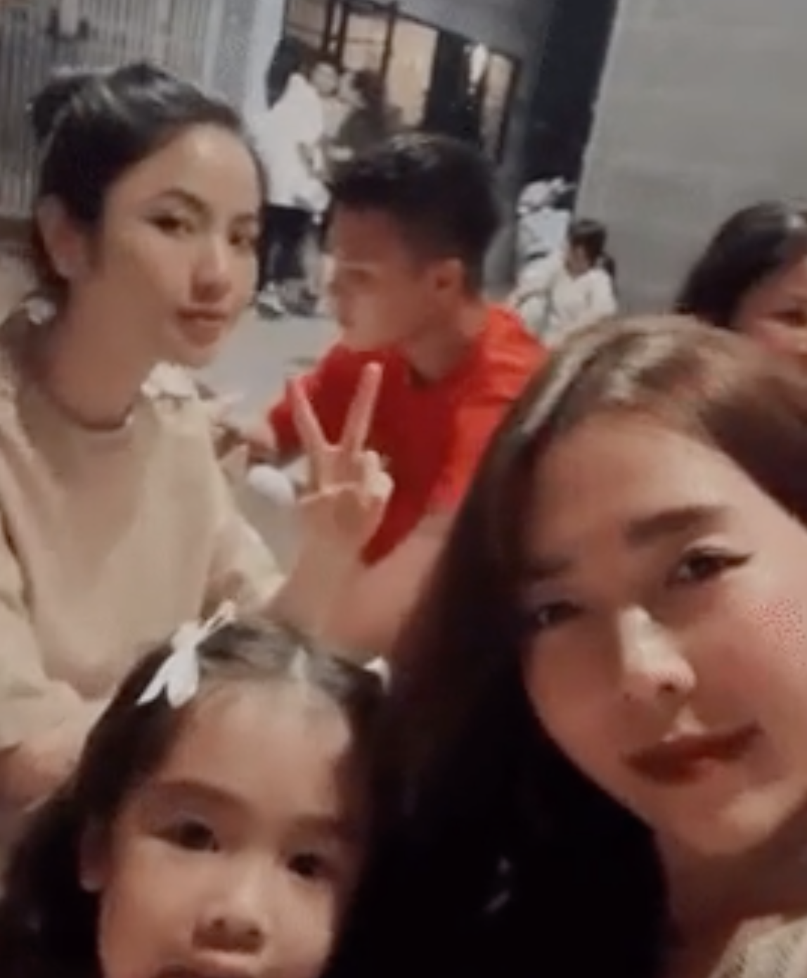 Chu Thanh Huyền nhí nhố trong video cùng chị dâu bên chồng