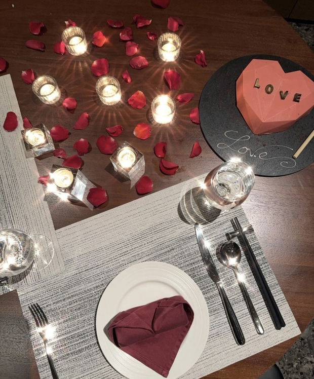 Bữa tối lãng mạn dưới ánh nến được Jun Vũ đăng tải