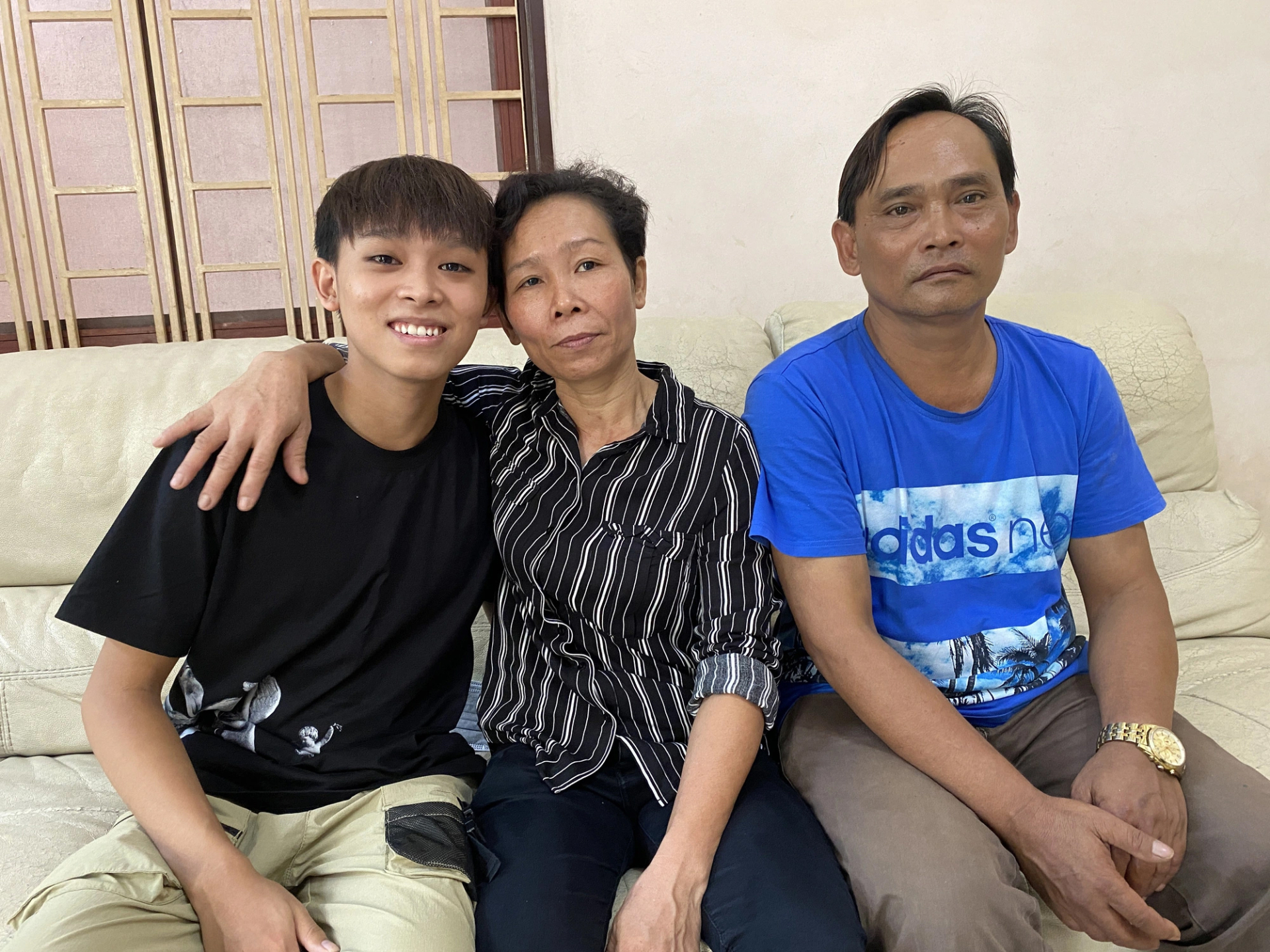 Hồ Văn Cường chụp ảnh bên bố mẹ ruột