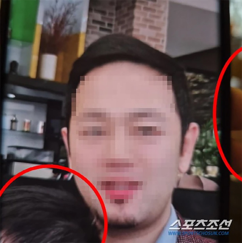 Một người lạ tựa đầu vào vai chồng của Hwang Jung Eum và tấm ảnh này cô chụp lại từ màn hình của một người khác