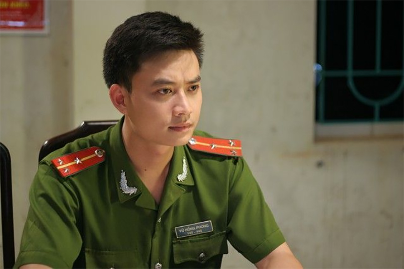 Tiến Lộc thủ vai cảnh sát trong một bộ phim