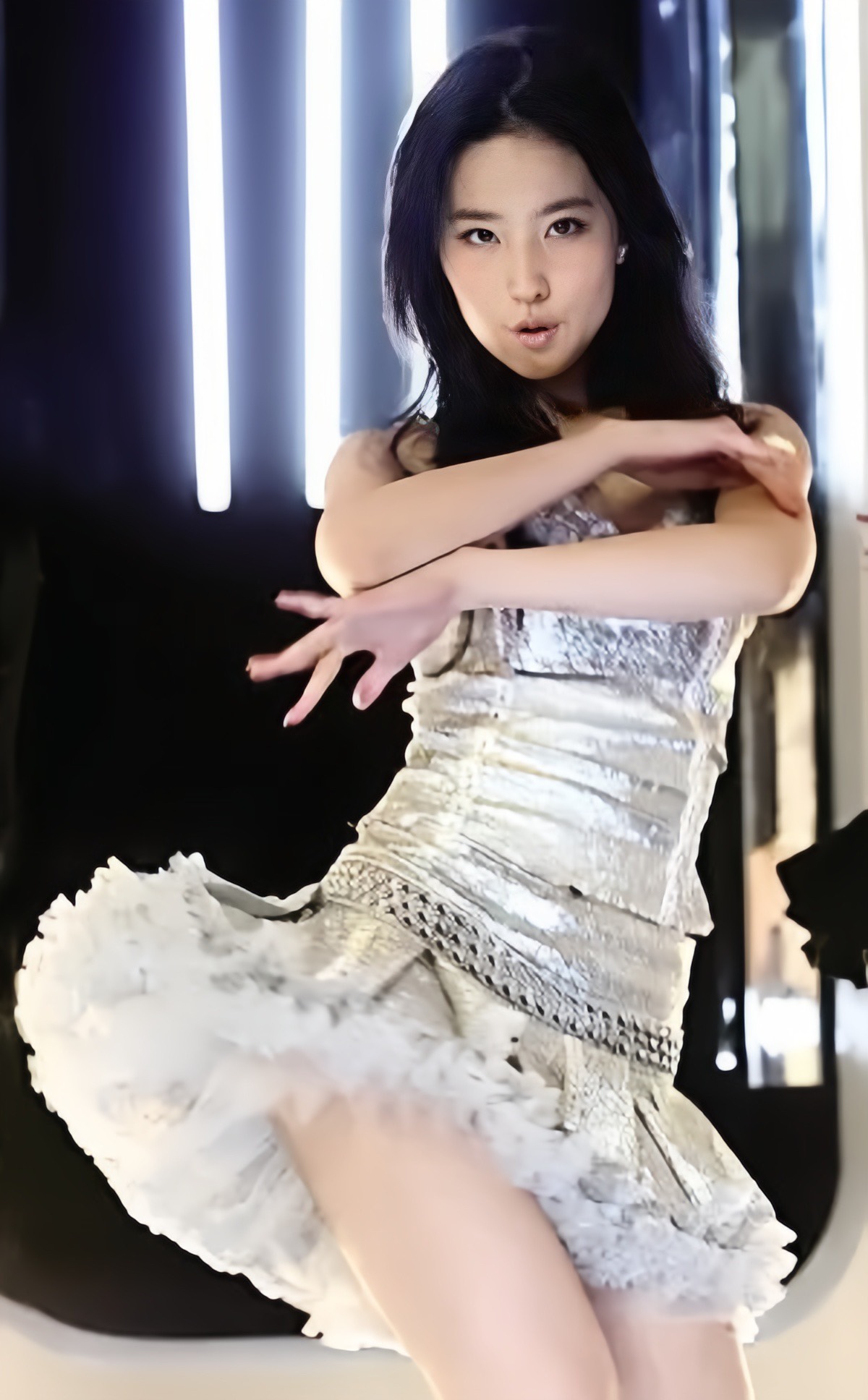 Lưu Diệc Phi diện chiếc váy màu xám bạc khiến ai cũng phải che mắt khi cô nhún nhảy trên sân khấu