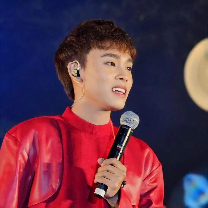 Hồ Văn Cường mặc áo dài đỏ trong show diễn ở Đà Nẵng