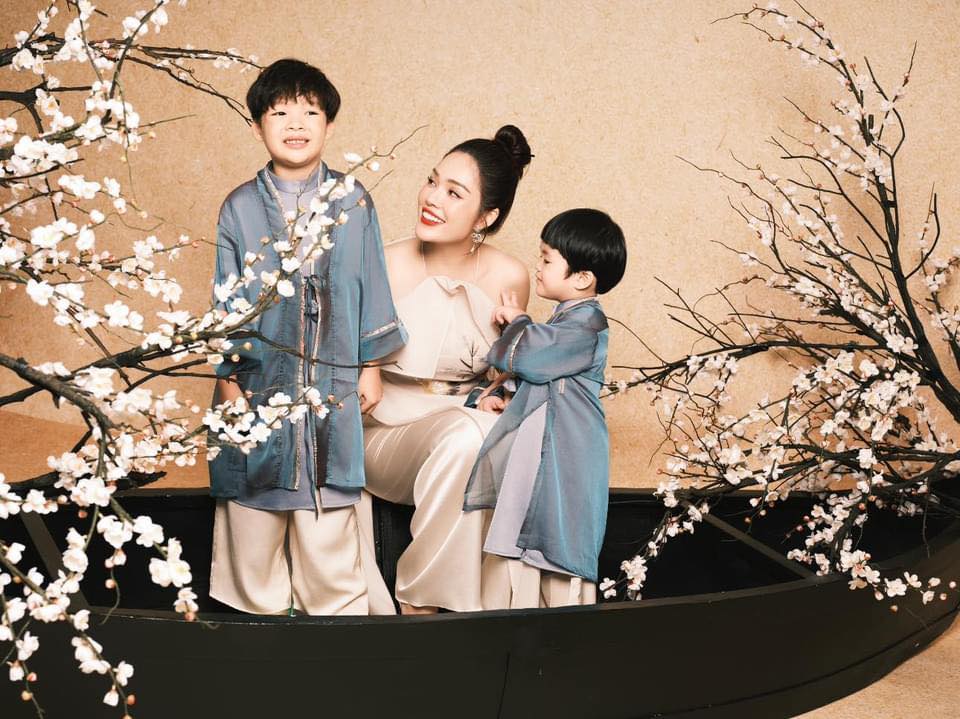 Dương Cẩm Lynh chụp ảnh cùng 2 người con trai đầu năm 2024
