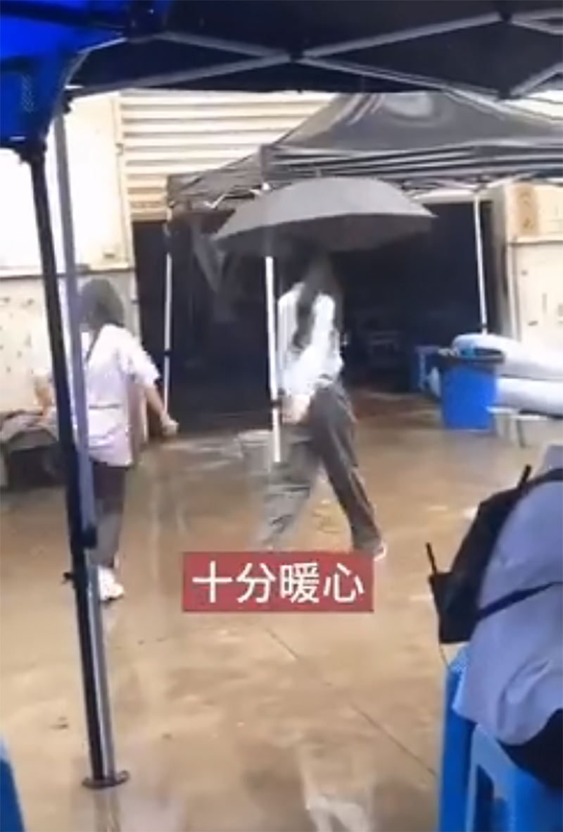 Dương Mịch cầm ô che mưa cho bản thân đi thẳng, để mặc nhân viên đầu trần ướt mưa