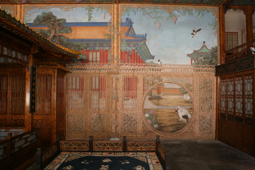 Những bức tranh được vẽ xung quanh tường mang hội họa phương Tây và phương Đông hội nhập